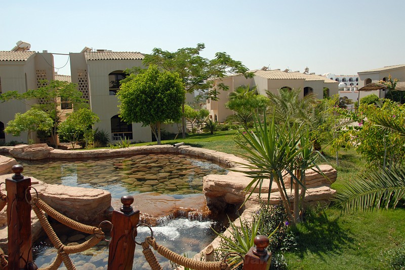 007_egipt_sharm.jpg - Hotel składa się z rozrzuconych na dość dużym terenie bungalowów.