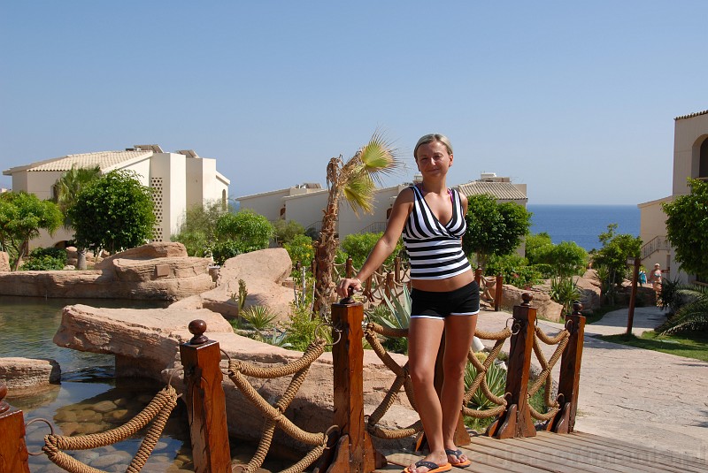 011_egipt_sharm.jpg - Malownicze alejki prowadzące wprost do Morza Czerwonego.