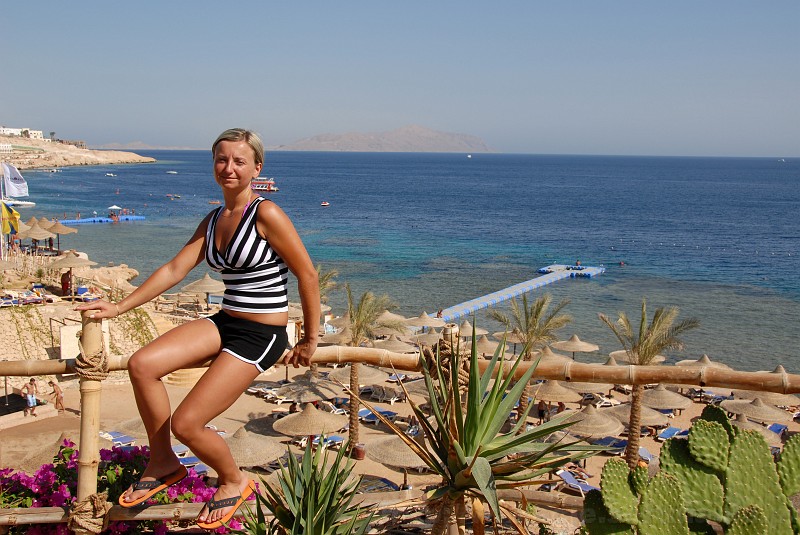 012_egipt_sharm.jpg - Widok na hotelową plażę i pobliską wyspę.