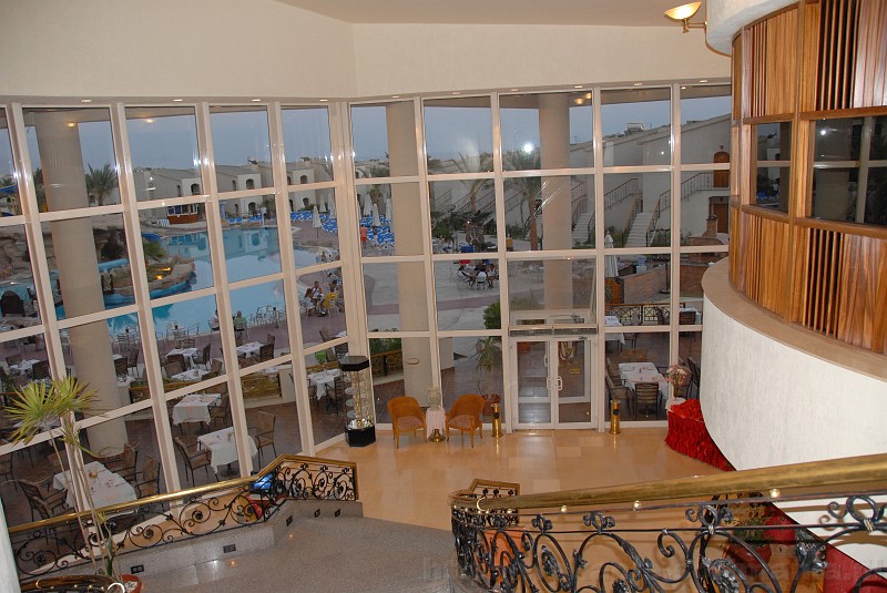 015_egipt_sharm.jpg - Wyjście z głównego hallu na teren hotelu.