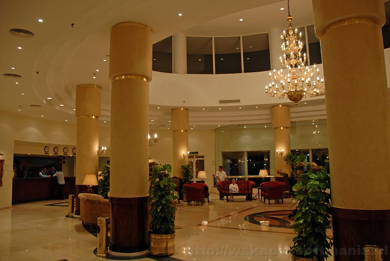 019_egipt_sharm.jpg - Taki widok ukazuje się naszym oczom zaraz po wejściu do hotelu...