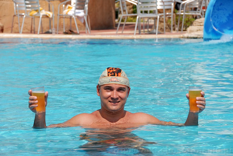 026_egipt_sharm.jpg - Dostawa świeżego piwka z wodnego baru :-)