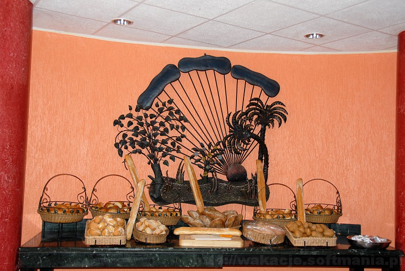 040_egipt_sharm.jpg - Stół z pieczywkiem.