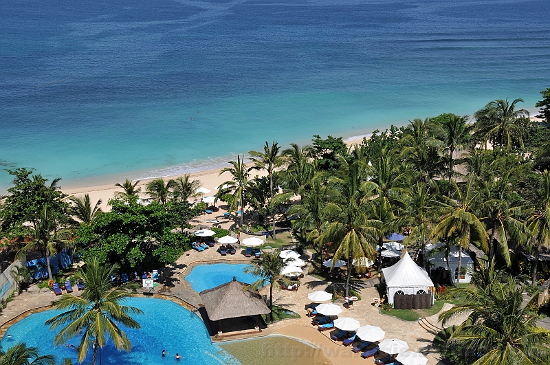 014_wyspa_bali.jpg - Baseny oraz restauracja nad brzegiem morza