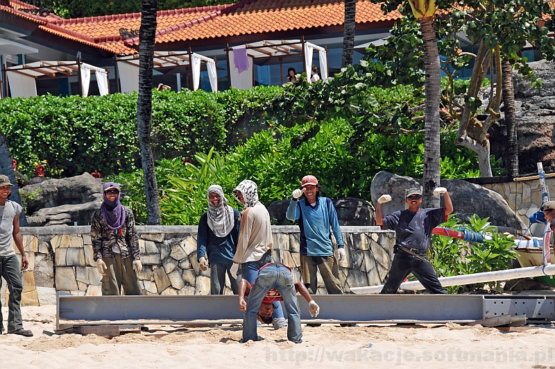 040_wyspa_bali.jpg - Chłopaki się nie obijali, pracowali w pocie czoła ;-)