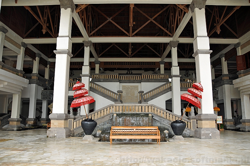 049_wyspa_bali.jpg - Zejście z hotelowego hallu w kierunku restauracji